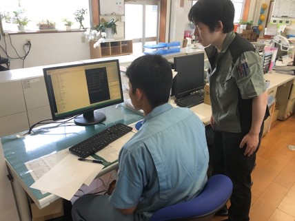 生産技術社員と一緒に、CAD操作とプログラミングを体験。社員が丁寧にサポートします。
