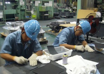 県内では珍しい、プログラムから手仕上げまでの一連の工程を体験できます。