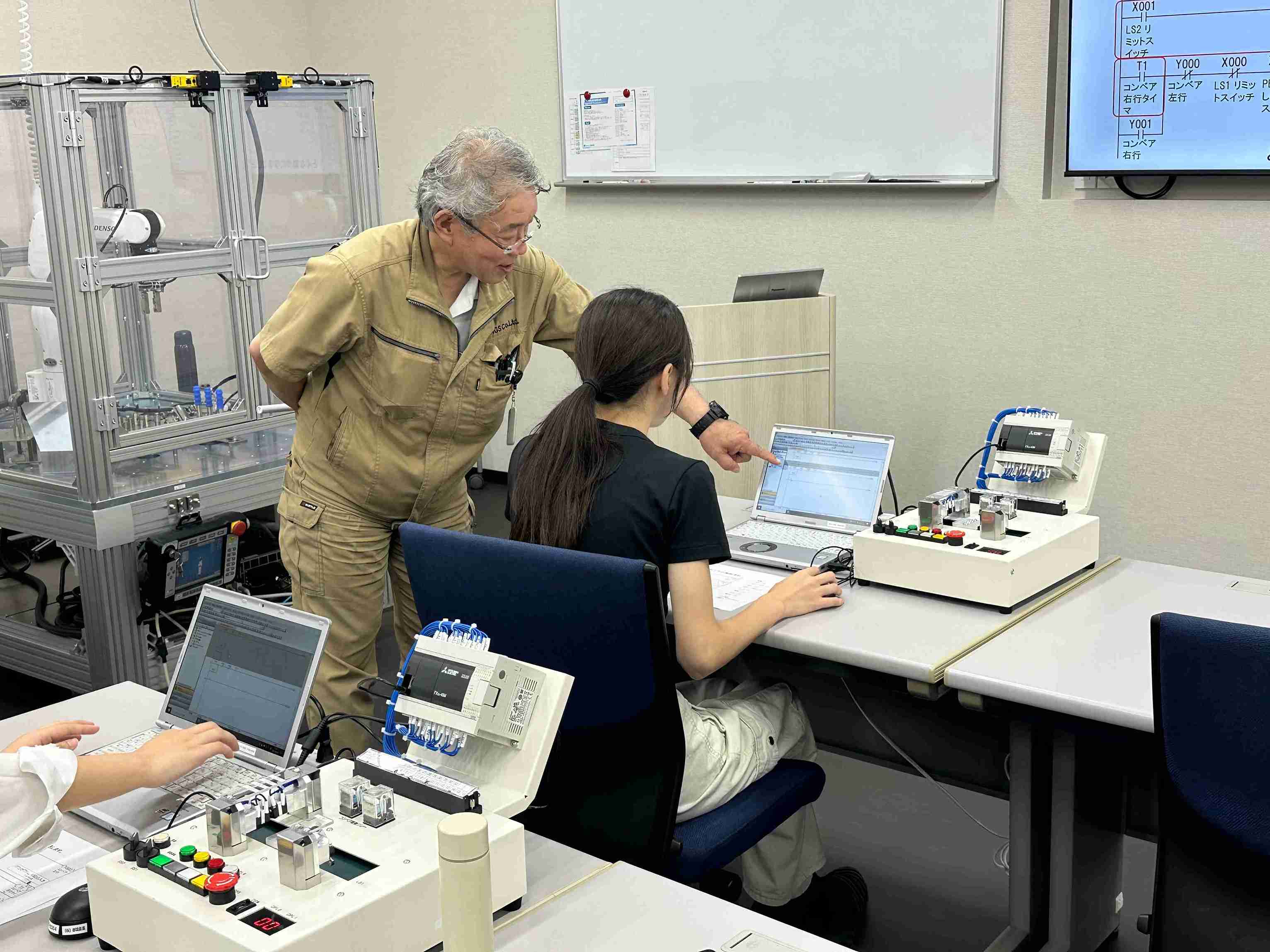プログラムを組んで機械を動かすことができます！
